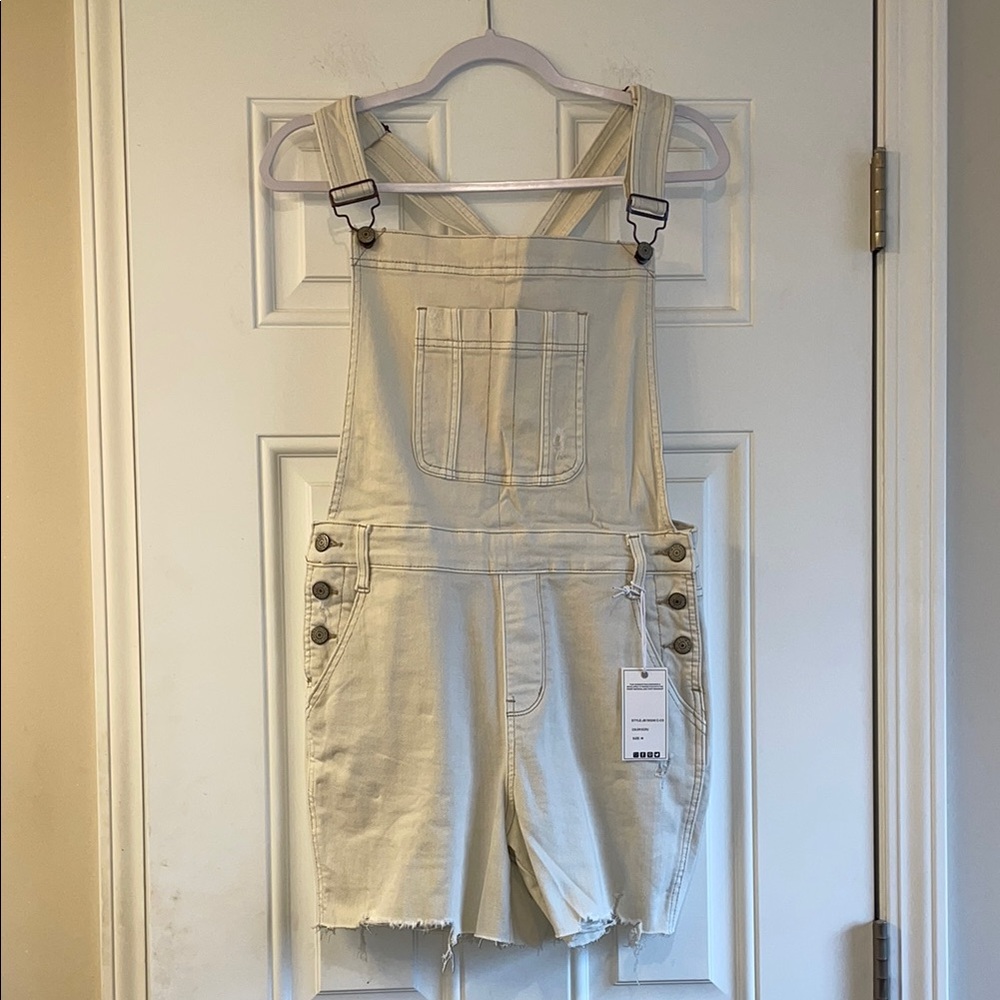 NWT Judy Blue Ecru Distressed Overall Shorts Sz M 6-8